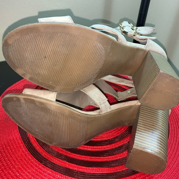 Defined Comfort Sandal. - Picture 4 of 5